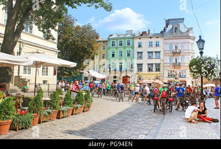 Lemberg, Ukraine - Juli 17, 2015: Die Menschen auf dem Markt (Marktplatz) Platz versammelt Teil in der Allukrainischen Charity Radtour zu nehmen Stockfoto