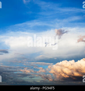 Weiß und Rosa cumuli Wolken im blauen Himmel über Moskau im Sommer Abend Stockfoto