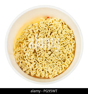 Blick von oben auf die Open Cup mit getrockneten Nudeln auf weißem Hintergrund Stockfoto
