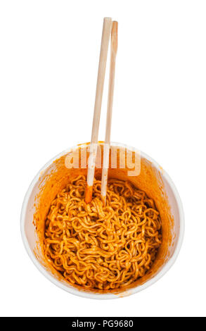 Blick von oben auf die hölzernen Eßstäbchen in Schale mit gekochtem pikanten instant Nudeln auf weißem Hintergrund Stockfoto