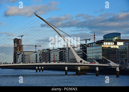 Samuel Beckett Brücke, im Herzen von Dublin Docklands gelegen, ein wertvolles Bindeglied zwischen dem Norden und dem Süden Kais, Irland. Stockfoto