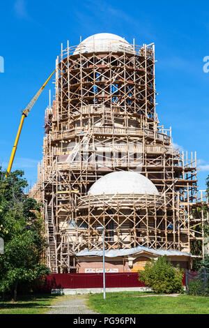 Bau von Turm der orthodoxen Kirche des Heiligen Spyridon (St. Spiridon) Bischof von Trimythous in Koptevo Bezirk von Moskau am sonnigen Sommertag Stockfoto