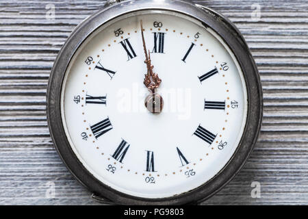 Vintage Taschenuhr auf hölzernen Hintergrund Nahaufnahme Stockfoto