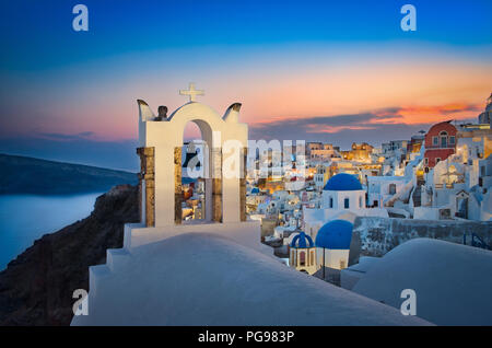 Foto der Nacht Lichter von Oia in Satorini Griechenland Stockfoto