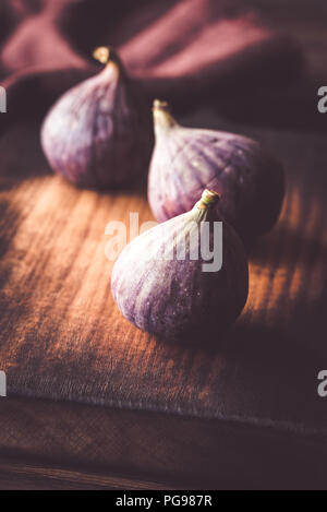 Frische Feigen auf dem Holzbrett Stockfoto