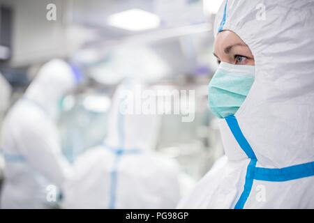 Techniker arbeiten in versiegelten, steril Isolator Einheiten in ein Labor, das menschliche Gewebe zur Implantation. Solche Gewebe gehören Knochen und Haut. Stockfoto