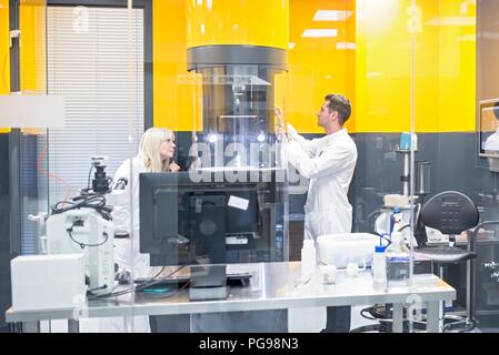 Techniker die Programmierung einer elektrospinnen Maschine in einer Nano-faser Labor. In dieser Übung wird über nanofasern biologisch abbaubare Werkstoffe für Gewebe Gerüste zu fertigen. Stockfoto