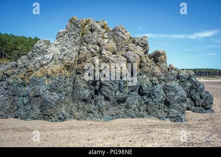 Basaltische Lava aus Kissen Unterwasser vulkanische Aktivität zwischen 500 und 600 Millionen Jahren gebildet. Bei Filey Sands, Anglesey, Wales, UK fotografiert. Stockfoto