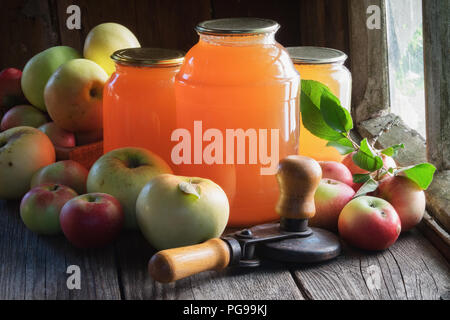 Glas Gläser Apfelsaft, Apfel Obst und Deckel schließen Maschine für die Konservenindustrie. Stockfoto