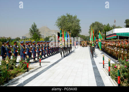 KABUL, Afghanistan (19 August 2018) afghanischen Streitkräfte Ehrengarde Mitglieder in einem Afghanstan Independence Day Zeremonie Aug 19, 2018 teilnehmen, in Kabul, Afghanistan. Afghanistan seine Unabhängigkeit August 19, 1919. (U.S. Air Force Foto von Tech. Sgt. Sharida Jackson) Stockfoto