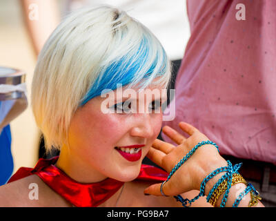 Letzte Sendung des lang andauernden BBC der täglichen Politik zeigen, College Green, Westminster, London UK bietet: Madeleina Kay, EU-Supergirl Wo: London, England, Großbritannien Wann: 24 Aug 2018 Quelle: Wheatley/WANN Stockfoto