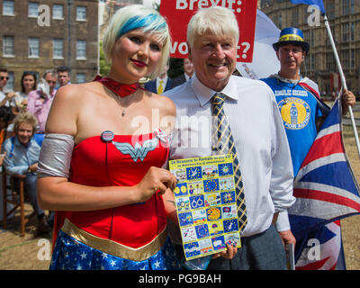 Letzte Sendung des lang andauernden BBC der täglichen Politik zeigen, College Green, Westminster, London UK bietet: Madeleina Kay, EU-Supergirl, Stanley Johnson Wo: London, England, Großbritannien Wann: 24 Aug 2018 Quelle: Wheatley/WANN Stockfoto