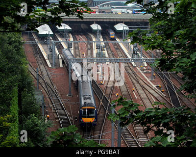 Fährt ein Zug zum Bahnhof Waverley, in Edinburgh, als von einer Brücke aus gesehen, Oben, mit Blick auf den Titel. Stockfoto