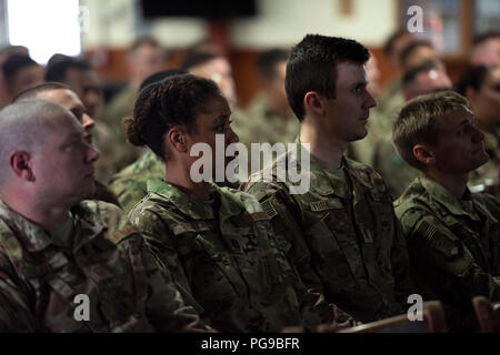 Us-Flieger von der 449th Air Expeditionary Gruppe Anhören als Generalleutnant Richard Clark, Commander, 3 Air Force, mit Ihnen auf Lager Lemonnier, Dschibuti, Aug 18, 2018 spricht. Clark und Chief Master Sgt. Anthony Cruz Munoz, Befehl Chief, 3 Air Force, nahmen an einer Frage-und-Antwortsitzung und teilten ihre Führung Perspektiven mit den bereitgestellten Service Mitglieder. (U.S. Air National Guard Foto von Master Sgt. Sarah Mattison) Stockfoto