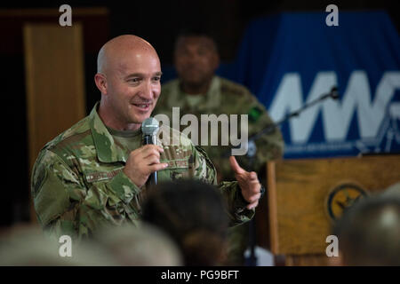 Us Air Force Chief Master Sgt. Anthony Cruz Munoz, Befehl Chief, 3 Air Force, spricht aus der 449th Air Expeditionary Gruppe auf Lager Lemonnier, Dschibuti, Aug 18, 2018 Flieger. Cruz Munoz und Generalleutnant Richard Clark, Commander, 3 Air Force, nahmen an einer Frage-und-Antwortsitzung und teilten ihre Führung Perspektiven mit den bereitgestellten Service Mitglieder. (U.S. Air National Guard Foto von Master Sgt. Sarah Mattison) Stockfoto