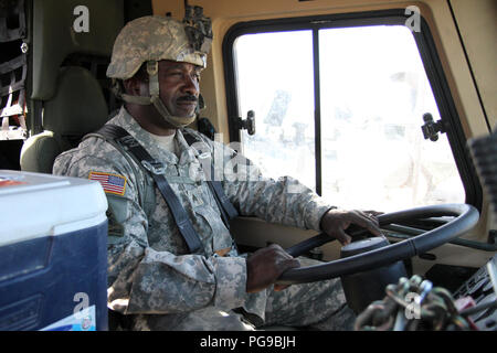 Sgt. Jerome Lee, ein Licht - fahrbare Mechaniker mit Echo Company, 328 Brigade Support Battalion, 56th Stryker Brigade Combat Team, 28 Infanterie Division, Pennsylvania Army National Guard, wird fertig, ein Light Medium taktische Fahrzeug in einen Konvoi von der National Training Center, Fort Irwin zu den Bahnterminals in Yermo, Kalifornien 12.08.19. Nach dem 56. SBCT endet die Bekämpfung der Ausbildung Rotation an NTC, die Fahrzeuge der Pennsylvania Schutzvorrichtung muss dann per Zug in Mechanicsburg, Pennsylvania, wo Sie in ihren Einheiten zurückgegeben wird transportiert werden. (U.S. Army National Guard p Stockfoto