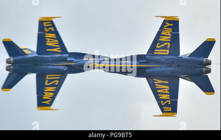 180818-N-UK 306-1334 Terre Haute, Indiana. (August 18, 2018) der US-Navy Flight Demonstration Squadron, die Blue Angels, Solo Piloten führen Sie die gegnerischen Knife Edge Pass Manöver während einer Demonstration im Jahr 2018 Terre Haute Air Show. Der Blaue Engel sind geplant mehr als 60 Demonstrationen an mehr als 30 Standorten in den USA und Kanada im Jahr 2018 durchzuführen. (U.S. Marine Foto von Mass Communication Specialist 2. Klasse Timothy Schumaker/Freigegeben) Stockfoto