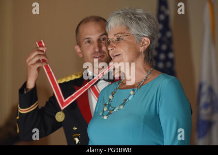 Oberst Paul J. Kremer, US-Armee Korps der Ingenieure großen Seen und Ohio River Division stellvertretender Kommandant, präsentiert die Bronze Reihenfolge der De Fleury Medaille an Patty Coffey, Nashville Bezirk Deputy District Ingenieur, während der Nashville Bezirk 130. Jahrestag Ball 12.08.18, 2018 in den Embassy Suites in Nashville, Tenn (usace Foto von Leon Roberts) Stockfoto