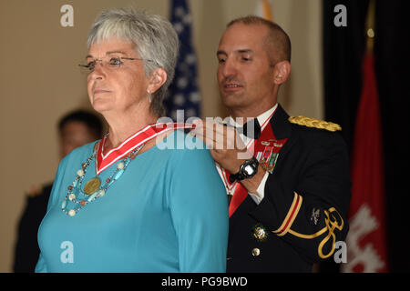 Oberst Paul J. Kremer, US-Armee Korps der Ingenieure großen Seen und Ohio River Division stellvertretender Kommandant, präsentiert die Bronze Reihenfolge der De Fleury Medaille an Patty Coffey, Nashville Bezirk Deputy District Ingenieur, während der Nashville Bezirk 130. Jahrestag Ball 12.08.18, 2018 in den Embassy Suites in Nashville, Tenn (usace Foto von Leon Roberts) Stockfoto