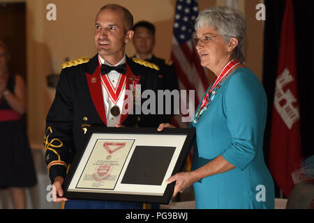 Oberst Paul J. Kremer, US-Armee Korps der Ingenieure großen Seen und Ohio River Division stellvertretender Kommandant, präsentiert die Bronze Reihenfolge der De Fleury Medaille an Patty Coffey, Nashville Bezirk Deputy District Ingenieur, während der Nashville Bezirk 130. Jahrestag Ball 12.08.18, 2018 in den Embassy Suites in Nashville, Tenn (usace Foto von Leon Roberts) Stockfoto