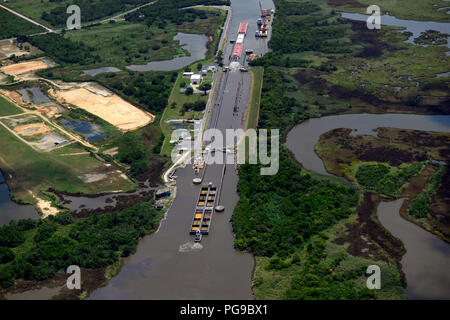 Calcasieu Lock ist eine Schleuse entlang des Gulf Intracoastal Waterway in der Nähe des Lake Charles, Louisiana. Der Archivfotograf zeigt Schlepper, die am 18. August 2018 Lastkähne durch die Schleuse fahren, und zeigt kommerzielle Verkehrsmanagement- und Wartungsmaßnahmen, die von Bundes- und Industriepartnern koordiniert werden. Stockfoto