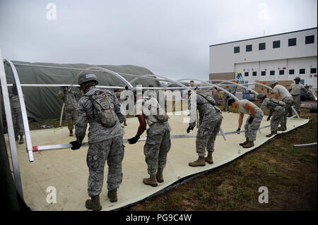 Mitglieder der 927th Aeromedical Staging Squadron brechen Alaska Zelte während der Übung Patriot Krieger am 12.08.21, 2018 in Fort McCoy, Wisc. Übung Patriot Krieger ist Air Force Reserve Befehle premier Übung. (U.S. Air Force Foto: Staff Sgt. Xavier Lockley) Stockfoto