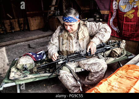 Marine Reinigung Machine Gun Barrel während der Rest Stockfoto