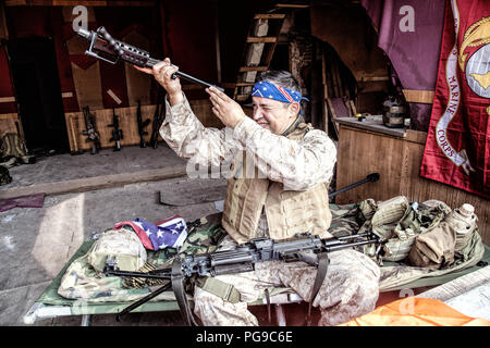 Marine Reinigung Machine Gun Barrel während der Rest Stockfoto