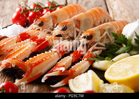 Raw Nephrops norvegicus, Kaisergranat, Dublin Bay Garnelen, Scampi oder Scampi close-up auf eine Tabelle mit Zutaten. Horizontale Stockfoto