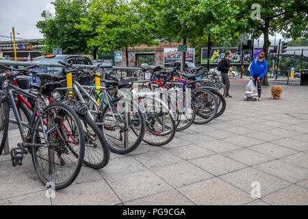 Fahrräder Parken außerhalb der Bahnhof Piccadilly Manchester. Stockfoto