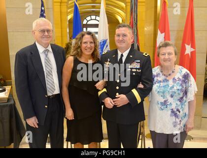 SAINT PAUL, Minnesota - Brig. Gen. Charles Kemper, dem Stellvertretenden Kommandierenden General für die Unterstützung von 34 Red Bull Infanterie der Minnesota National Guard Division, ist während einer Veranstaltung an der Minnesota State Capitol am 20.August 2018 gefördert. Die Förderung kommt als Kemper und über 600 seiner Kollegen Red Bulls Vorbereitung für ihre bevorstehenden Einsatz werden in den Nahen Osten später dieses Jahr. Stockfoto