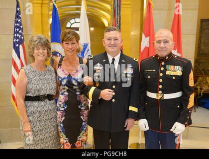 SAINT PAUL, Minnesota - Brig. Gen. Charles Kemper, dem Stellvertretenden Kommandierenden General für die Unterstützung von 34 Red Bull Infanterie der Minnesota National Guard Division, ist während einer Veranstaltung an der Minnesota State Capitol am 20.August 2018 gefördert. Die Förderung kommt als Kemper und über 600 seiner Kollegen Red Bulls Vorbereitung für ihre bevorstehenden Einsatz werden in den Nahen Osten später dieses Jahr. Stockfoto