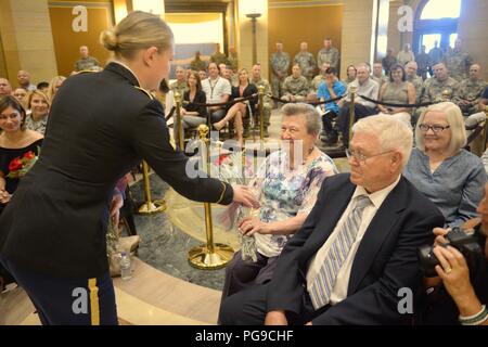 SAINT PAUL, Minnesota - Brig. Gen. Charles Kemper, dem Stellvertretenden Kommandierenden General für die Unterstützung von 34 Red Bull Infanterie der Minnesota National Guard Division, ist während einer Veranstaltung an der Minnesota State Capitol am 20.August 2018 gefördert. Die Förderung kommt als Kemper und über 600 seiner Kollegen Red Bulls Vorbereitung für ihre bevorstehenden Einsatz werden in den Nahen Osten später dieses Jahr. Stockfoto