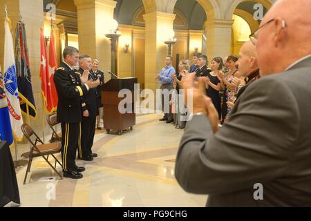 SAINT PAUL, Minnesota - Brig. Gen. Charles Kemper, dem Stellvertretenden Kommandierenden General für die Unterstützung von 34 Red Bull Infanterie der Minnesota National Guard Division, ist während einer Veranstaltung an der Minnesota State Capitol am 20.August 2018 gefördert. Die Förderung kommt als Kemper und über 600 seiner Kollegen Red Bulls Vorbereitung für ihre bevorstehenden Einsatz werden in den Nahen Osten später dieses Jahr. Stockfoto