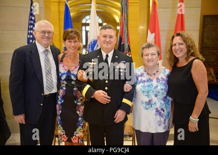 SAINT PAUL, Minnesota - Brig. Gen. Charles Kemper, dem Stellvertretenden Kommandierenden General für die Unterstützung von 34 Red Bull Infanterie der Minnesota National Guard Division, ist während einer Veranstaltung an der Minnesota State Capitol am 20.August 2018 gefördert. Die Förderung kommt als Kemper und über 600 seiner Kollegen Red Bulls Vorbereitung für ihre bevorstehenden Einsatz werden in den Nahen Osten später dieses Jahr. Stockfoto