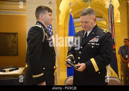 SAINT PAUL, Minnesota - Brig. Gen. Charles Kemper, dem Stellvertretenden Kommandierenden General für die Unterstützung von 34 Red Bull Infanterie der Minnesota National Guard Division, ist während einer Veranstaltung an der Minnesota State Capitol am 20.August 2018 gefördert. Die Förderung kommt als Kemper und über 600 seiner Kollegen Red Bulls Vorbereitung für ihre bevorstehenden Einsatz werden in den Nahen Osten später dieses Jahr. Stockfoto