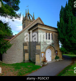 Am späten Nachmittag Sommer Licht auf die alle Heiligen Kirche Tillington neben der Petworth Immobilien in den South Downs National Park, West Sussex, Großbritannien Stockfoto