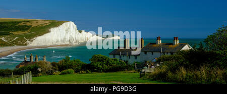 Sommernachmittag Licht auf den Severn Schwestern weißen Klippen und die Küstenwache Cottages im Cuckmere, in der South Downs National Park, East Sussex, Großbritannien Stockfoto