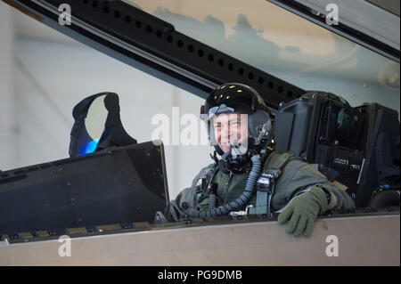 Luftwaffe Generalleutnant Ken Wilsbach, Lächeln in seinem F-22 Raptor vor seinem letzten Flug als Kommandeur der alaskischen Befehl, Alaskan North American Aerospace Defense Region und Elften Luftwaffe, an Joint Base Elmendorf-Richardson, Alaska, Aug 20., 2018. Wilsbach ist ein Befehl Pilot mit mehr als 5.000 Flugstunden, vor allem in der F-15C, MC-12 und F-22, und hat 71 Einsätze in der nördlichen, südlichen Beobachten und Enduring Freedom geflogen. (U.S. Air Force Foto von Alejandro Peña) Stockfoto