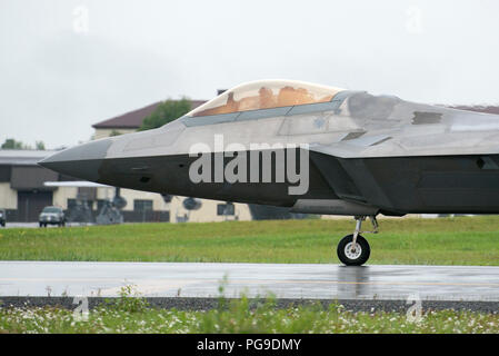 Luftwaffe Generalleutnant Ken Wilsbach Taxis seine F-22 Raptor während der Vorbereitung für seinen letzten Flug als Kommandeur der alaskischen Befehl, Alaskan North American Aerospace Defense Region und Elften Luftwaffe, an Joint Base Elmendorf-Richardson, Alaska, Aug 20., 2018. Wilsbach ist ein Befehl Pilot mit mehr als 5.000 Flugstunden, vor allem in der F-15C, MC-12 und F-22, und hat 71 Einsätze in der nördlichen, südlichen Beobachten und Enduring Freedom geflogen. (U.S. Air Force Foto von Alejandro Peña) Stockfoto