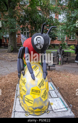 Manchester Biene mit dem Bild von Alan Turing in der Biene, s Auge mit einer Statue von Alan Turing hinter der Biene. Stockfoto