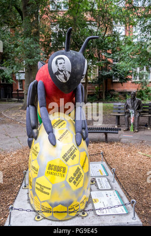 Manchester Biene mit dem Bild von Alan Turing in der Biene, s Auge mit einer Statue von Alan Turing hinter der Biene. Stockfoto