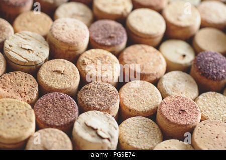 Stapel der sortierten verwendet Weinkorken Hintergrund. Nahaufnahme, Ansicht von oben. Stockfoto