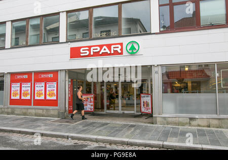 Floro, Norwegen, 24. Juli 2018: der Mensch ist ein Spar Supermarkt. Stockfoto