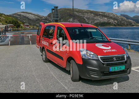 Oldeide, Norwegen, 25. Juli 2018: Norwegische mail Van ist neben der Fähre Docking als Operator für die Fähre mail an Bord zu Kaution wartet geparkt. Stockfoto