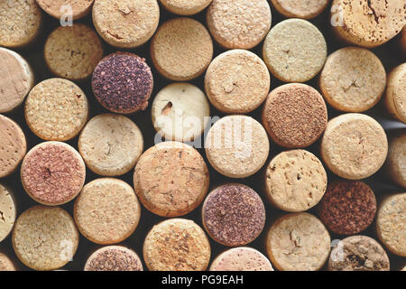 Stapel der sortierten verwendet Weinkorken Hintergrund. Nahaufnahme, Ansicht von oben. Stockfoto