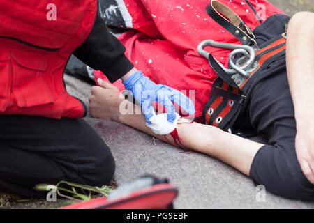 Erste Hilfe training mit der Simulation von Unfall am Arbeitsplatz und helfen verletzten Arbeitnehmer Stockfoto