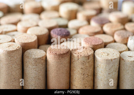 Stapel der sortierten verwendet Weinkorken. Nähe zu sehen. Stockfoto