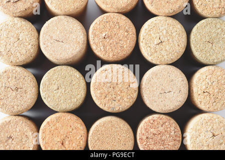 Stapel der sortierten verwendet Weinkorken Hintergrund. Nahaufnahme, Ansicht von oben. Stockfoto