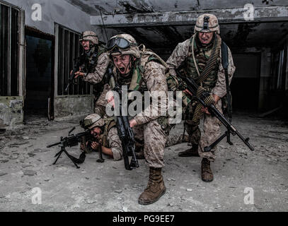 Marine Corps Soldat Kämpfer Durchbruch mit feuergefecht Stockfoto